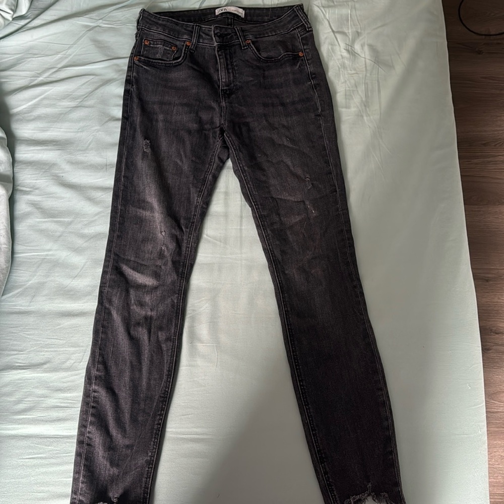 Zara slightly distressed black skinny jeans size 6